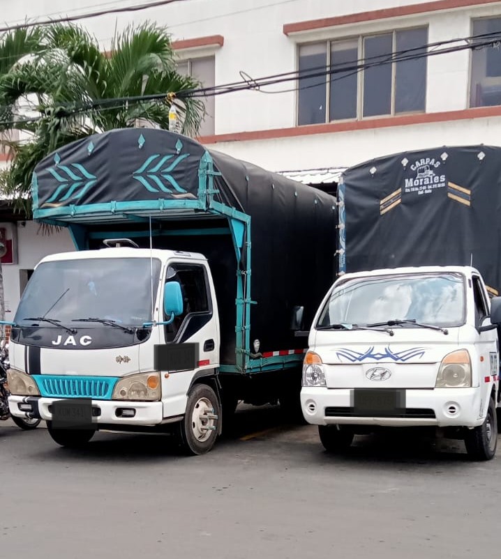 Camiones JAC y Hyundai de Trasteos Belisario, con carrocería cubierta.